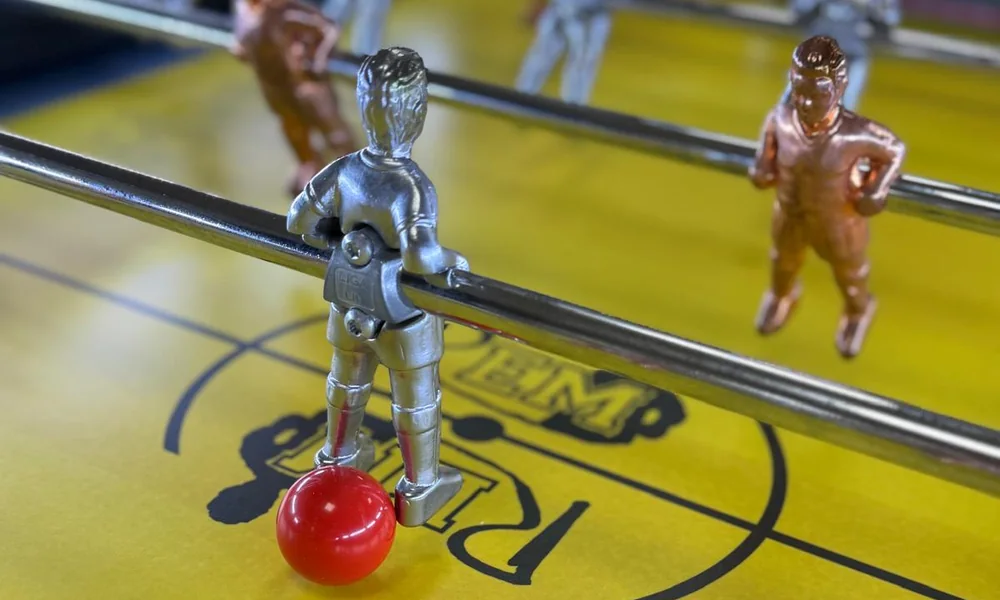 Detalle de jugador y pelota del futbolín REM Z-PRO de competición en Valencia